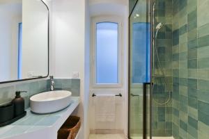 Łazienka w obiekcie L'EMERAUDE duplex confortable au cœur de Cannes, proche plage du Midi et Palais