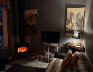 un soggiorno con camino e TV di Church View B&B & Holiday Cottages a York