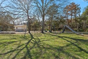 韦科Ruby Dell Ranch - Just 10 mins from downtown Waco的草上空摆动的公园