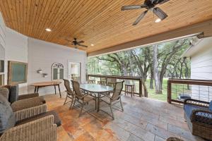 韦科Ruby Dell Ranch - Just 10 mins from downtown Waco的天井配有桌椅和吊扇。