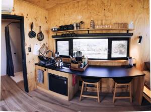 Kjøkken eller kjøkkenkrok på Jack the Tiny Cabin in Toodyay