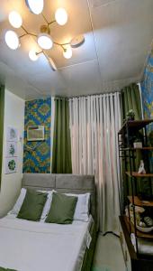 Postel nebo postele na pokoji v ubytování Serdena Homestay Fronting Cuatro Islas