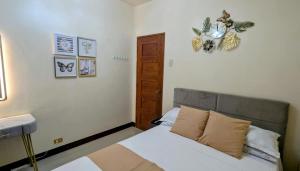 Postel nebo postele na pokoji v ubytování Serdena Homestay Fronting Cuatro Islas