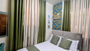 Postel nebo postele na pokoji v ubytování Serdena Homestay Fronting Cuatro Islas