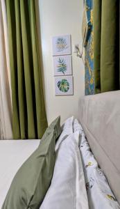 Postel nebo postele na pokoji v ubytování Serdena Homestay Fronting Cuatro Islas
