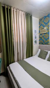 Postel nebo postele na pokoji v ubytování Serdena Homestay Fronting Cuatro Islas