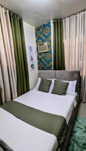 Postel nebo postele na pokoji v ubytování Serdena Homestay Fronting Cuatro Islas