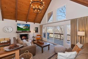 ein Wohnzimmer mit Sofa und Kamin in der Unterkunft Northstar retreat fire pit outdoor in Lake Arrowhead