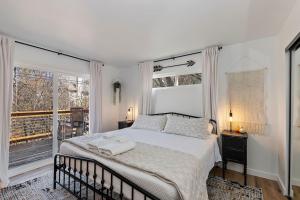 ein Schlafzimmer mit einem Bett und einem großen Fenster in der Unterkunft Northstar retreat fire pit outdoor in Lake Arrowhead