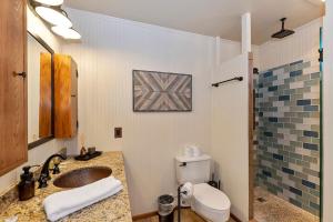 ein Badezimmer mit Waschbecken und Toilette in der Unterkunft Northstar retreat fire pit outdoor in Lake Arrowhead + 28 Fotos