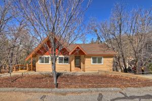 ein Haus mit einem Baum davor in der Unterkunft Northstar retreat fire pit outdoor in Lake Arrowhead