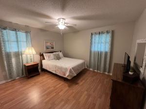 Ένα ή περισσότερα κρεβάτια σε δωμάτιο στο Paradise Point 2BR 2BA
