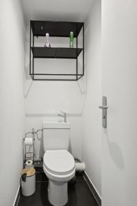 Ένα μπάνιο στο Chic and spacious apart with parking +12 φωτογραφίες