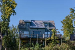 una casa antigua con porche y terraza en Lakeview Cabin, Hot Tub, Game Rm, en Dandridge