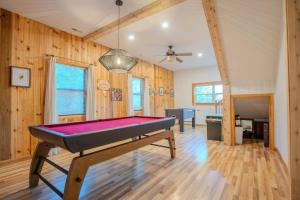 Fotografie z fotogalerie ubytování Osprey - Family Cabin, Hot Tub, Game Room, Theater v destinaci Blairsville