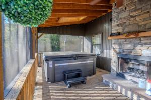 Fotografie z fotogalerie ubytování Osprey - Family Cabin, Hot Tub, Game Room, Theater v destinaci Blairsville