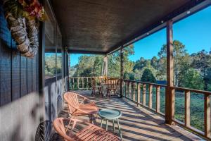 Μπαλκόνι ή βεράντα στο Tanager - Romantic Cabin, Porch, Mountain View