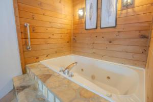 Ένα μπάνιο στο Tanager - Romantic Cabin, Porch, Mountain View +31 φωτογραφίες