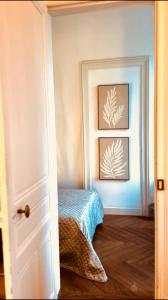 a room with a bed and a picture on the wall at Le Nid de Forges in Forges-les-Eaux