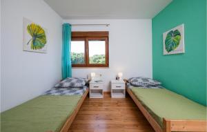 En eller flere senge i et værelse på 3 Bedroom Awesome Home In Liznjan
