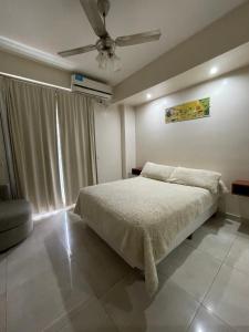 a bedroom with a bed and a ceiling fan at Ultra comfy en Barrio Norte- un dormi con lavarrop in San Miguel de Tucumán