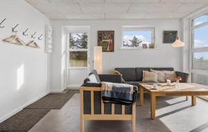 Un lugar para sentarse en Cozy Home In Hanstholm With Wifi