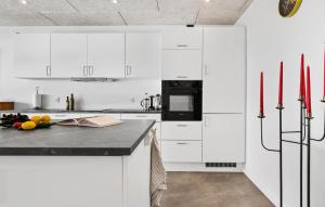 Una cocina o cocineta en Cozy Home In Hanstholm With Wifi