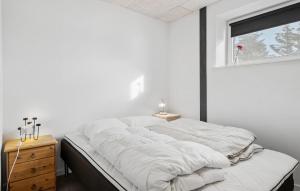 Una cama o camas en una habitación de Cozy Home In Hanstholm With Wifi