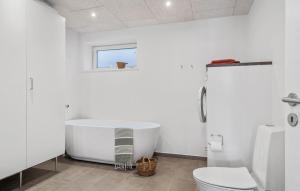 Un baño de Cozy Home In Hanstholm With Wifi