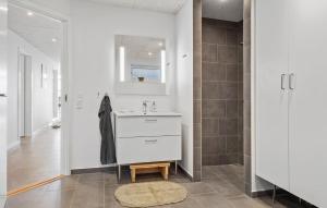 Un baño de Cozy Home In Hanstholm With Wifi