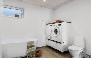 Un baño de Cozy Home In Hanstholm With Wifi