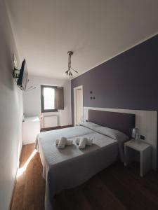 a bedroom with a bed with two towels on it at Tenuta il Laureto in Arpino