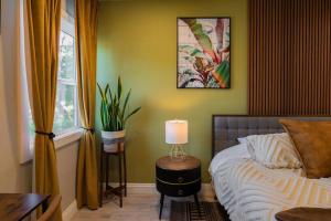 Uma cama ou camas num quarto em SDSU and Downtown Less Than 10 Min, Game Room, and Fire Pit