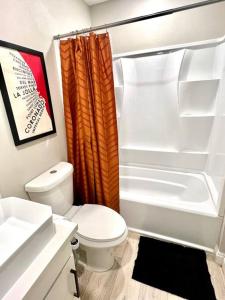Uma casa de banho em SDSU and Downtown Less Than 10 Min, Game Room, and Fire Pit