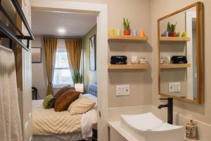 um pequeno quarto com uma cama e um espelho em SDSU and Downtown Less Than 10 Min, Game Room, and Fire Pit em La Mesa