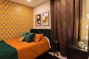 Uma cama ou camas num quarto em SDSU and Downtown Less Than 10 Min, Game Room, and Fire Pit
