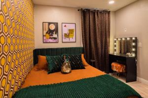 Uma cama ou camas num quarto em SDSU and Downtown Less Than 10 Min, Game Room, and Fire Pit