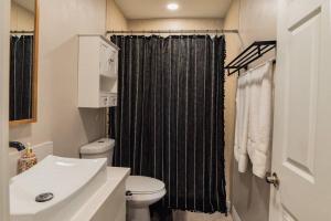 Uma casa de banho em SDSU and Downtown Less Than 10 Min, Game Room, and Fire Pit