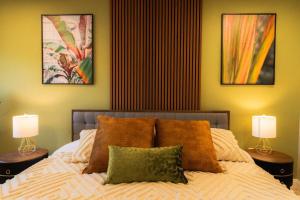 Uma cama ou camas num quarto em SDSU and Downtown Less Than 10 Min, Game Room, and Fire Pit