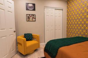 Uma cama ou camas num quarto em SDSU and Downtown Less Than 10 Min, Game Room, and Fire Pit
