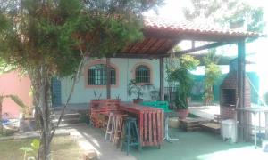 una casa con patio dotato di tavolo e grill di Casa aconchegante a Natal