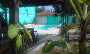 una casa con piscina in giardino di Casa aconchegante a Natal