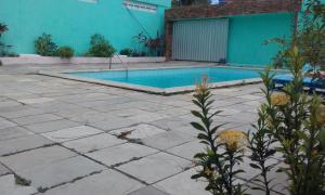 una piscina in mezzo a un cortile di Casa aconchegante a Natal Altre 6 foto