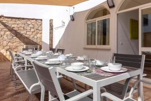 Μπαλκόνι ή βεράντα στο Villa James Heart of Village Ocean Views Pool