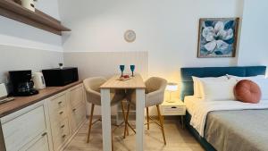 Postel nebo postele na pokoji v ubytování Deluxe Studios - Perfect for Short or Long Stays