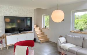 TV a/nebo společenská místnost v ubytování Stunning Home In Timmernabben With Wifi
