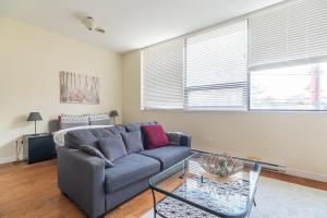 Χώρος καθιστικού στο Bright & Charming Loft with AC, Unit 3