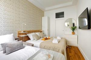 une chambre avec deux lits et un miroir dans l'établissement 402 Suite Netter - Superbe Studio à Paris, à Paris