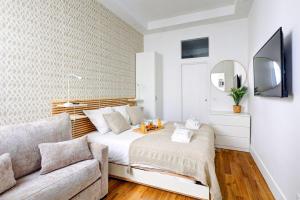 une petite chambre avec un lit et un canapé dans l'établissement 402 Suite Netter - Superbe Studio à Paris, à Paris