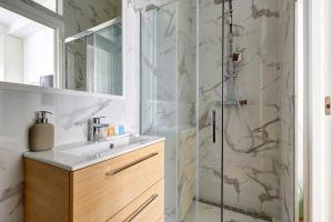 une salle de bain avec douche et lavabo dans l'établissement 402 Suite Netter - Superbe Studio à Paris, à Paris